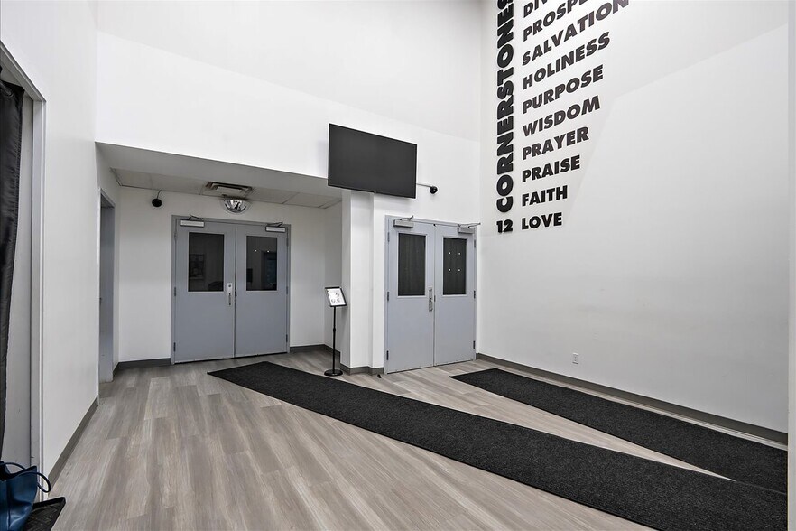 More Photos Of 9241-9249 50th St NW, Edmonton Showroom For Sale