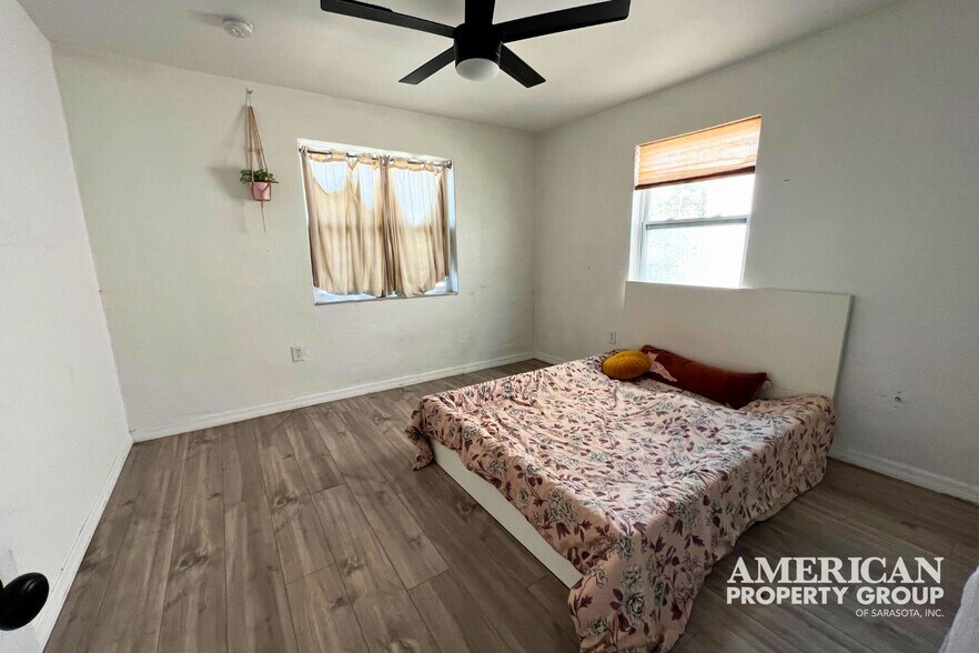 More Photos Of 2048 Bee Ridge Rd, Sarasota Storefront Retail Residential For Sale