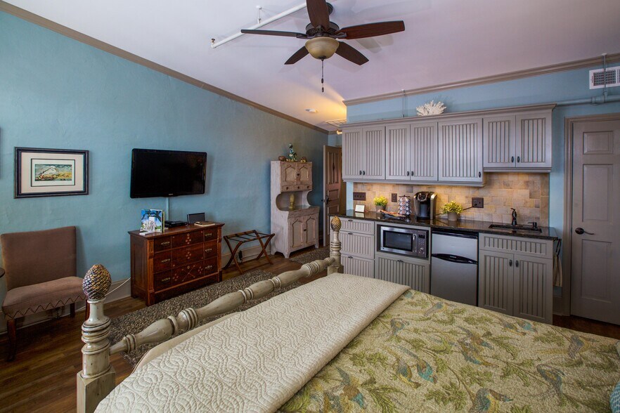 More Photos Of 96 N Market St, Charleston Storefront Retail Residential For Sale