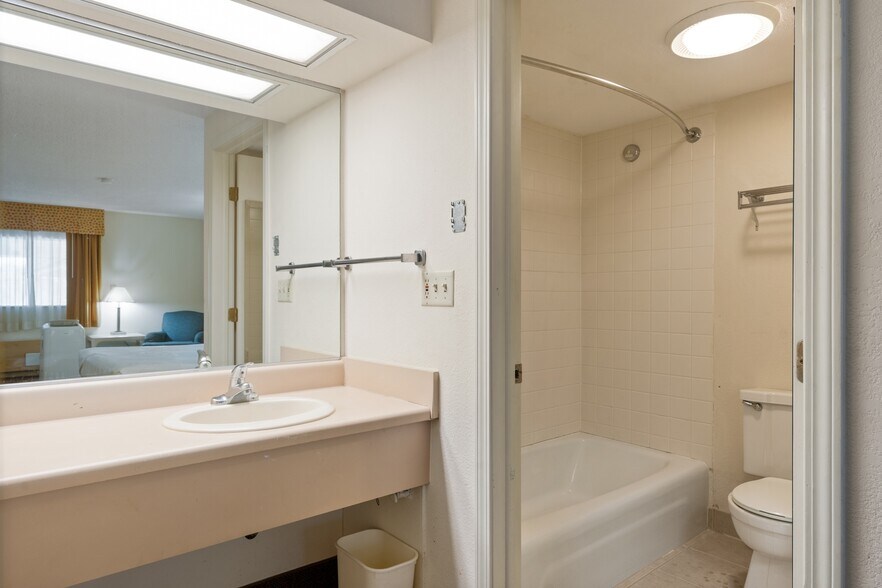 More Photos Of 1530 Cleveland Rd, Sandusky Hotel For Sale