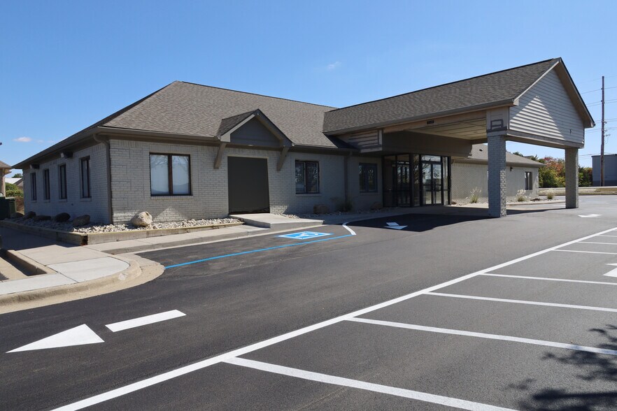 Primary Photo Of 1664 W Smith Valley Rd, Greenwood Medical For Lease