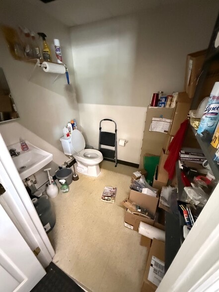 More Photos Of 1601 Spring Dr, Opelika Showroom For Lease