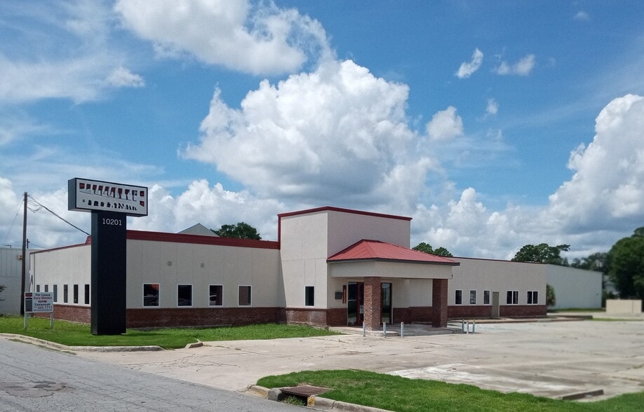 Primary Photo Of 10201 Abercorn St, Savannah Bar For Lease