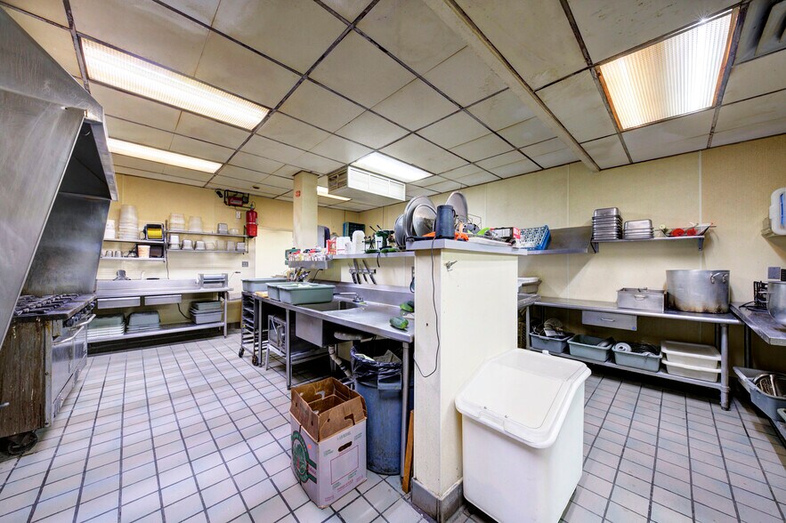 More Photos Of 1744 Biddle Ave, Wyandotte General Retail For Sale