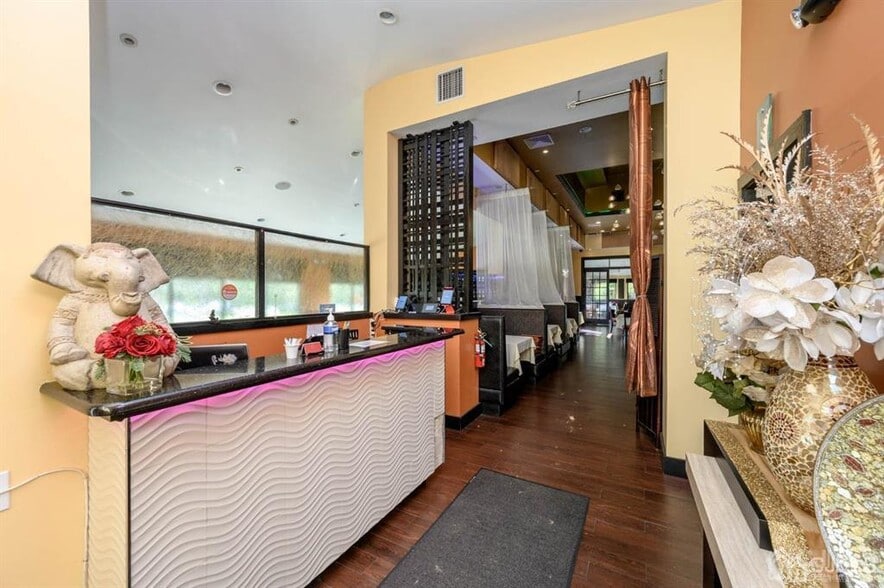 More Photos Of 522 Rt-33, Englishtown Restaurant For Lease