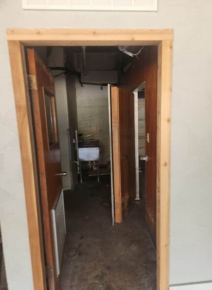 More Photos Of 1009 N Bowen Rd, Arlington Storefront For Sale