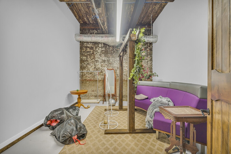 More Photos Of 1642 S Broad St, Commerce General Retail For Lease