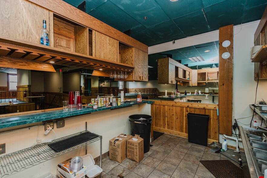 More Photos Of 830 N Kansas Ave, Topeka Bar For Sale