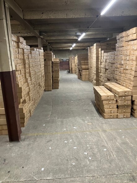 More Photos Of 32 Intersection St, Hempstead Warehouse For Lease