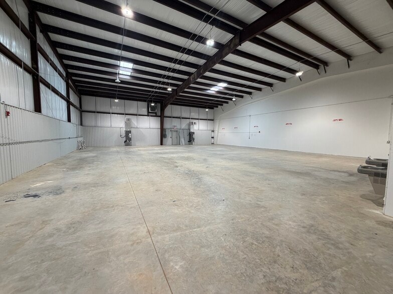 More Photos Of 11729 Uradco Pl, San Antonio Warehouse For Lease
