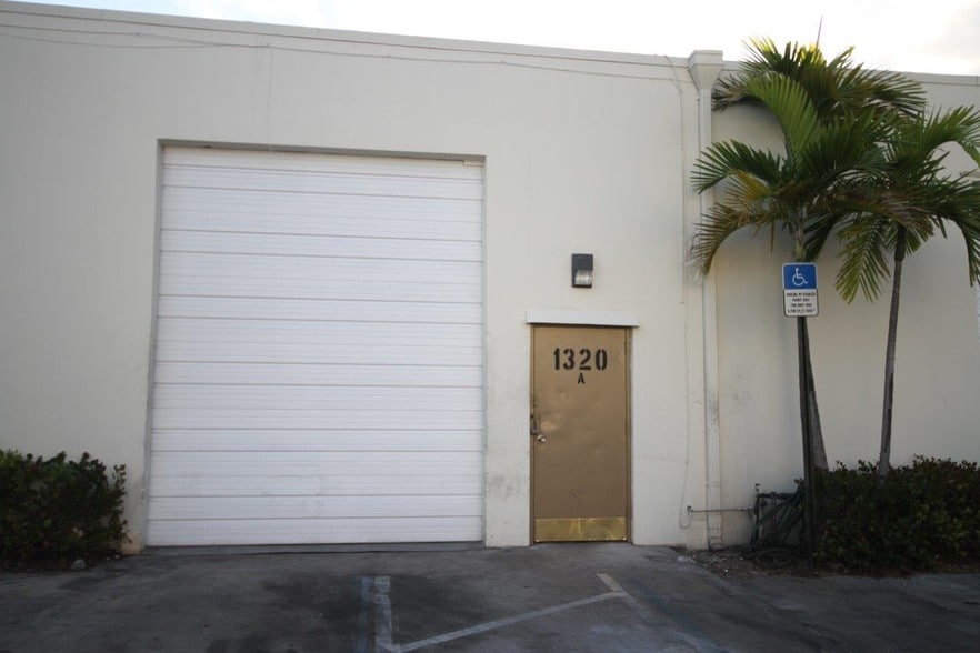 More Photos Of 702 14th Ave S, Lake Worth Unknown For Lease