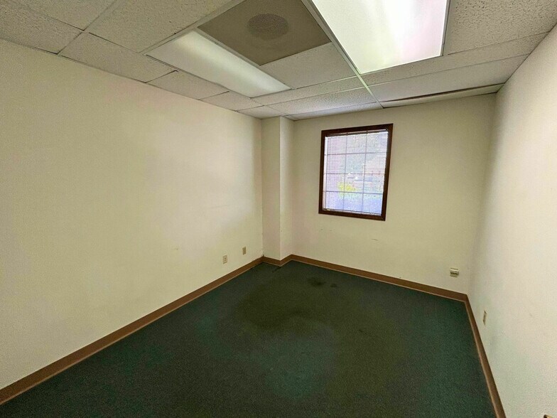 More Photos Of 2102-2112 W Vista, Springfield Light Manufacturing For Lease