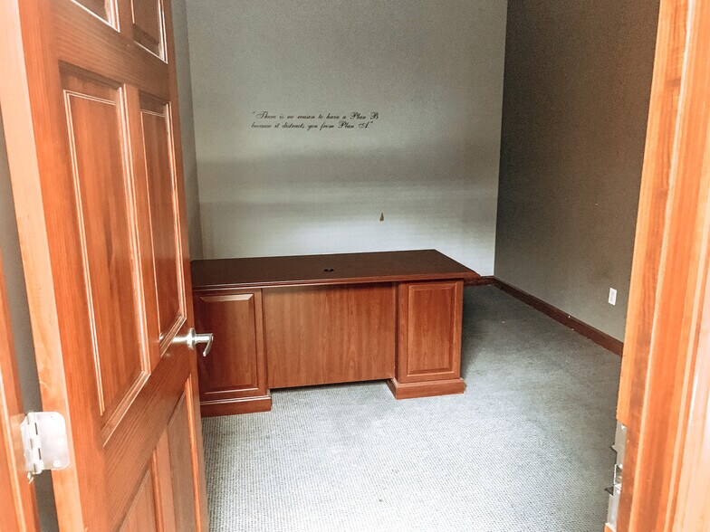 More Photos Of 271 E North Ave, Glendale Heights Freestanding For Sale