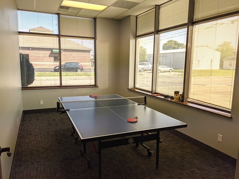 More Photos Of 417-423 N Main St, Evansville Office For Lease