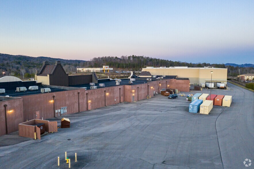 More Photos Of 5000-5084 Pinnacle Sq, Birmingham Storefront For Lease