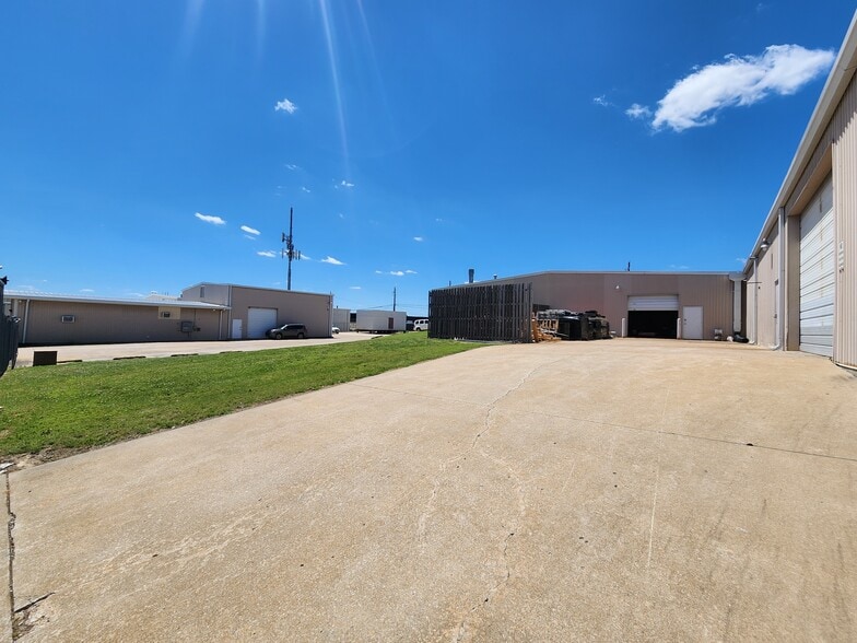 More Photos Of 502-608 N Redbud Ave, Broken Arrow Unknown For Lease
