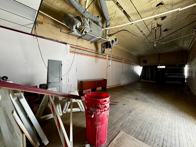 More Photos Of 20 W Side Sq, Macomb General Retail For Sale