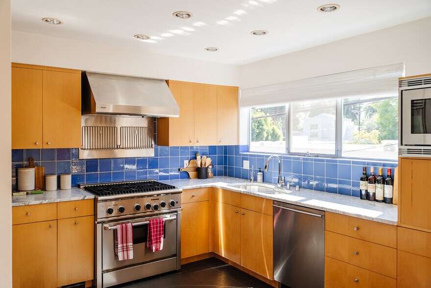 More Photos Of 1320 Abbot Kinney Blvd, Venice Loft Creative Space For Sale