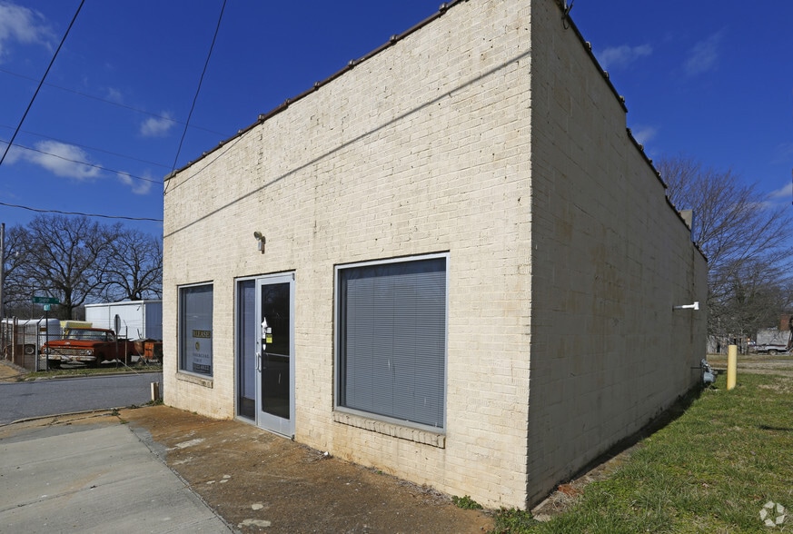 More Photos Of 20 W 11th St, Newton Storefront For Lease