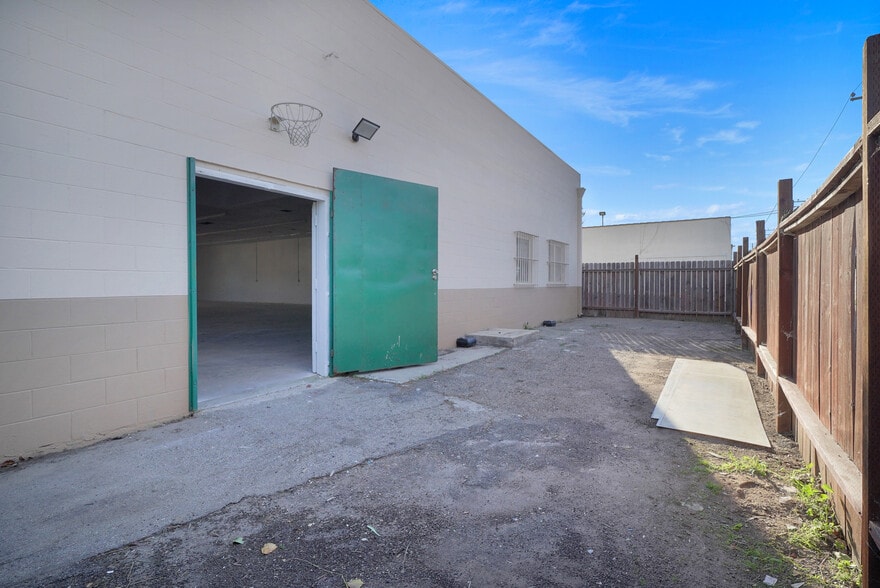 More Photos Of 233 W Harvard Blvd, Santa Paula Freestanding For Lease