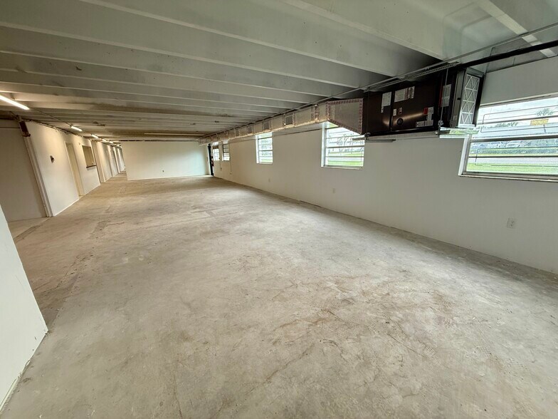 More Photos Of 12388 Starkey Rd, Largo Warehouse For Lease