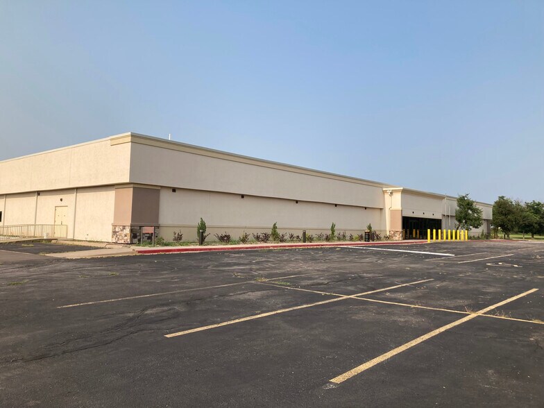 More Photos Of 7236 E Harry Ct, Wichita Office For Sale