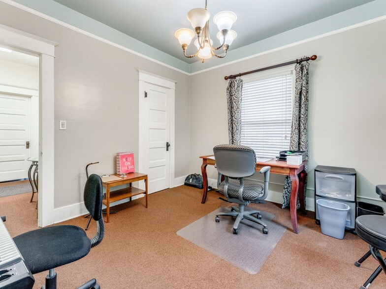 More Photos Of 737 NW Adams St, McMinnville Office For Sale