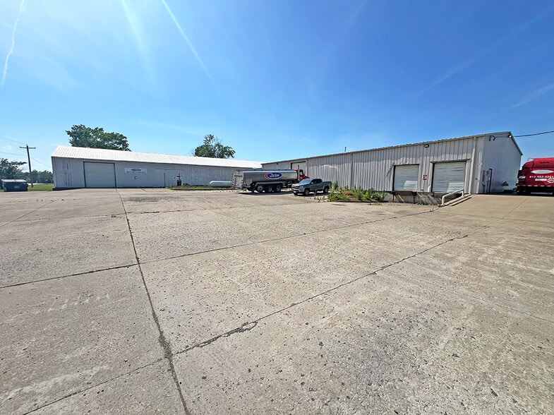 More Photos Of 2708 Merchant St, Marion Warehouse For Lease