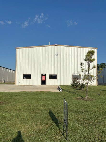 More Photos Of 8409 SW 23rd Pl, Oklahoma City Warehouse For Lease