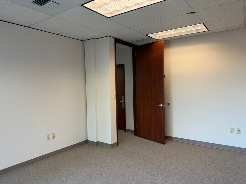 More Photos Of 3302 Fuhrman Ave E, Seattle Office For Lease