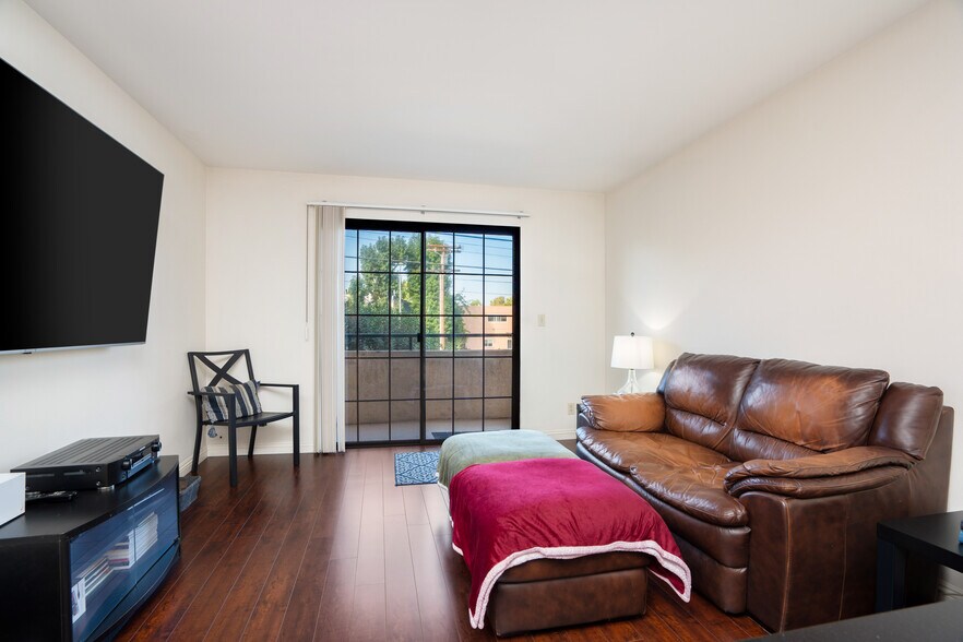 More Photos Of 6924 Woodman Ave, Van Nuys Apartments For Sale