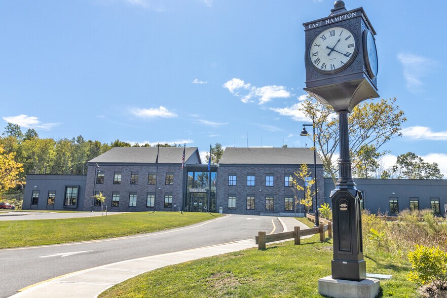 More Photos Of 11 Edgewater Cir, East Hampton Office For Lease