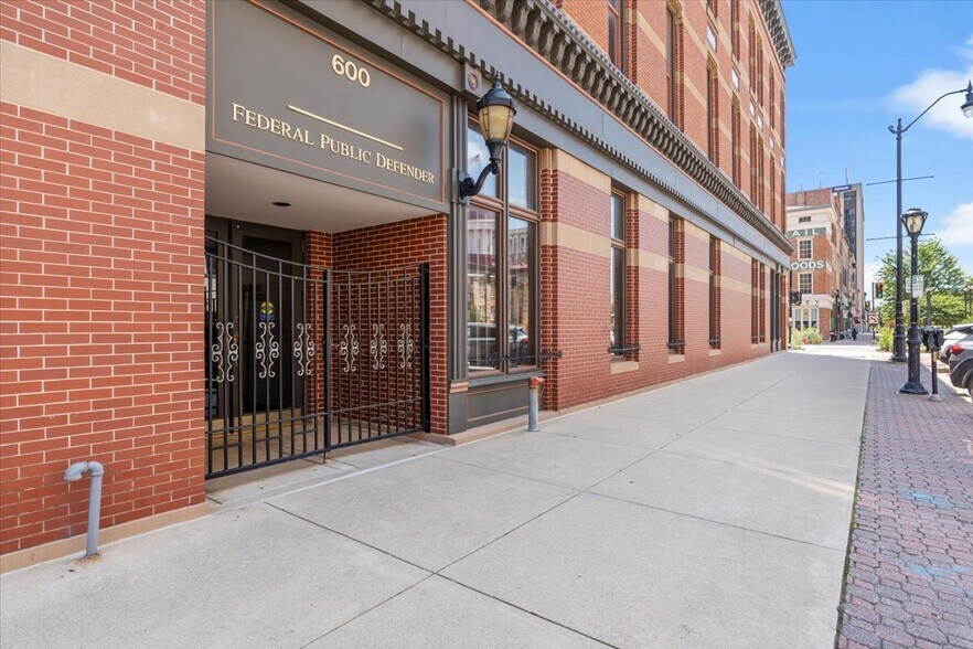 More Photos Of 200 S 6th St, Springfield Office For Lease