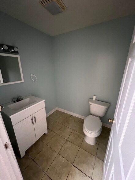 More Photos Of 3 Base St, West Columbia Flex For Lease