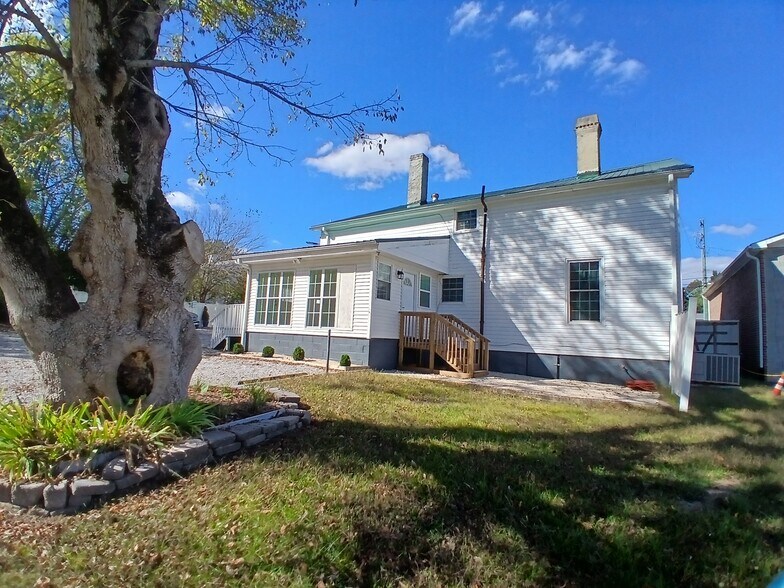 More Photos Of 119 W Main St, Youngsville Freestanding For Lease