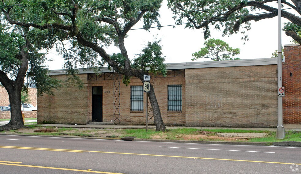 More Photos Of 63 S Dearborn St, Mobile Office For Sale