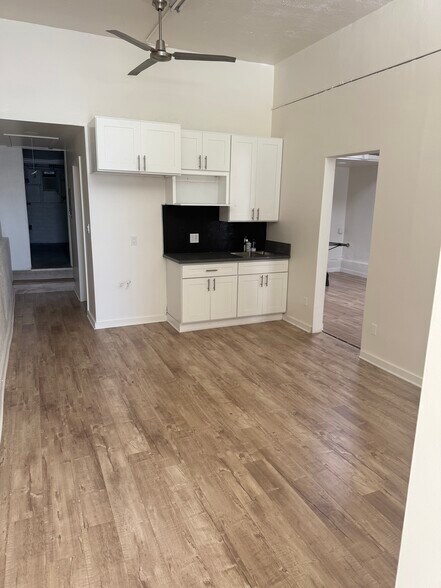 More Photos Of 2521-2523 S Robertson Blvd, Los Angeles Storefront For Lease