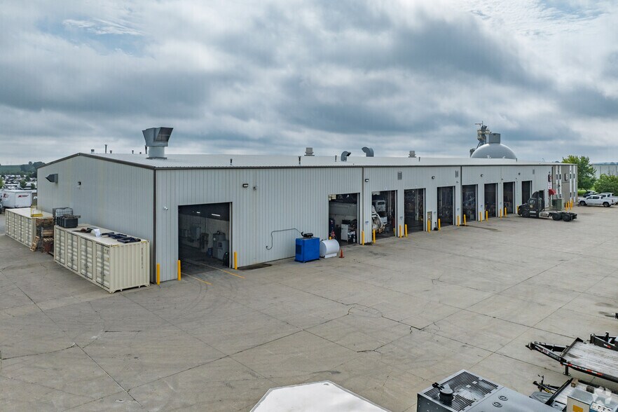 More Photos Of 407 Adventureland Dr NE, Altoona Truck Terminal For Sale