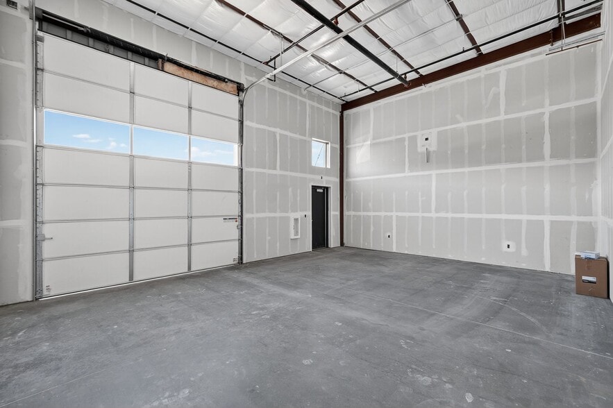 More Photos Of 7915 Glen Harbor Blvd, Glendale Showroom For Lease