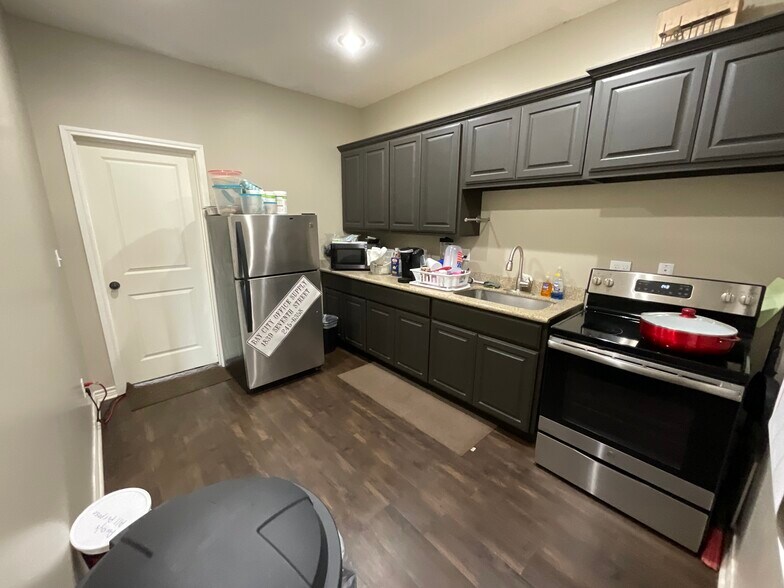 More Photos Of 1619 6th St, Bay City Office For Sale