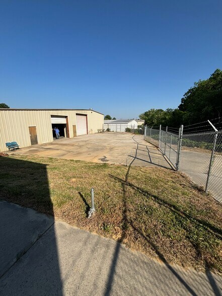 More Photos Of 413 Chatham St, Sanford Warehouse For Lease