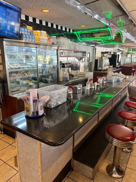 More Photos Of 543 32nd St, Union City Restaurant For Sale