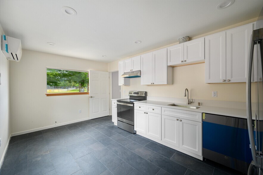 More Photos Of 3128 E Evergreen Blvd, Vancouver Loft Creative Space For Sale