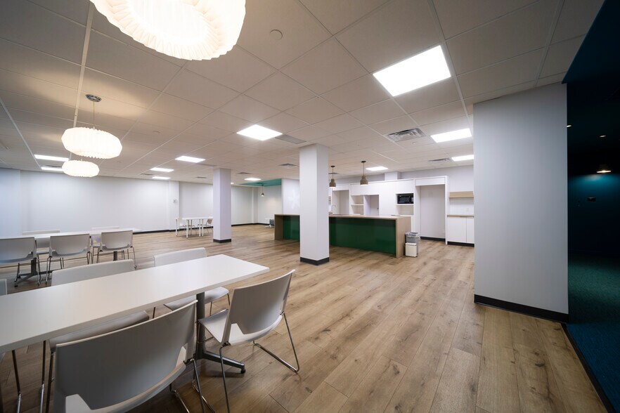 More Photos Of 1555 Rue Peel, Montréal Office For Lease