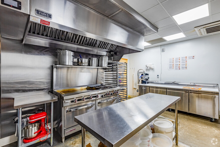 More Photos Of 18 N Dollins Ave, Orlando Warehouse For Lease