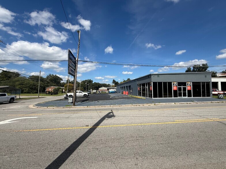 More Photos Of 140 W 3rd St, Washington Service For Lease