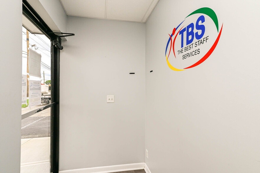 More Photos Of 3455 Shelby St, Indianapolis Office For Sale