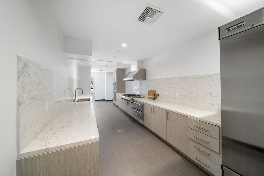 More Photos Of 585 Anton Blvd, Costa Mesa Apartments For Lease