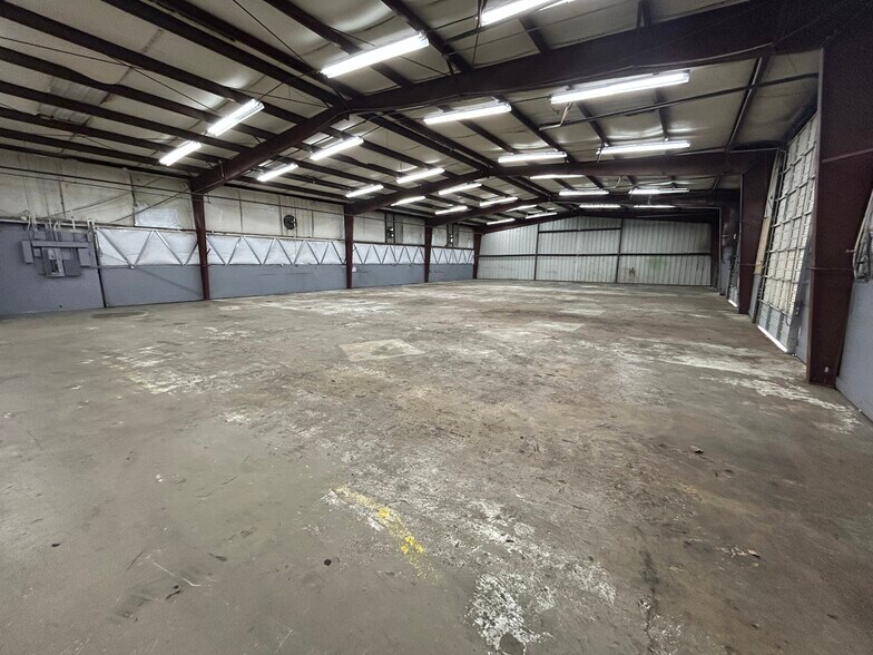 More Photos Of 1818 Sherwood Forest St, Houston Warehouse For Lease