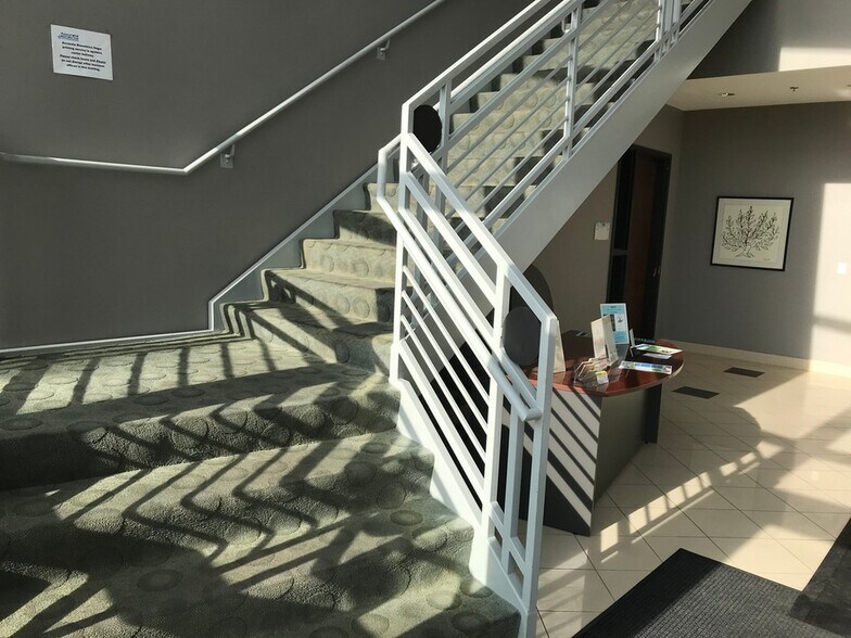 More Photos Of 9 Crystal Lake Rd, Lake In The Hills Office For Lease